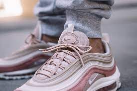 Nikes kultmodell ist in vielen aufmerksamkeit garantierenden und sich super in unsere. Drei Coole Nike Air Max 97 Premium Fur Damen Sind Auf Dem Weg Hypesrus Com