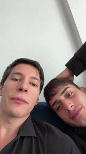 Del Lado Correcto de la Vereda con Flor Regidor