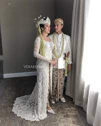 Nah, demikianlah pembahasan kali ini mengenai pakaia adat jawa barat beserta gambar dan lengkap dengan penjelasannya, sekian semoga pembahasan kali ini dapat. 15 Referensi Kebaya Adat Sunda Mewah Bak Wanita Aristokrat