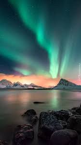 Zorza Polarna Nad Szczytami Tapeta Na Telefon Northern Lights Wallpaper Beautiful Photography Nature Scenery Wallpaper