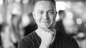 Cómo un estudiante ganó más de 1 millón de dólares en 4 meses a través de  internet