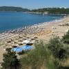 Hier sind wir nun am strand der insel sveti stefani. 1