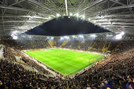 Stadion feijenoord had een capaciteit van 65.000, met onder meer veel staanplaatsen. Sg Dynamo Dresden Paris Saint Germain Rudolf Harbig Stadion