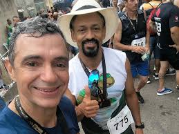 E VEJA SÓ, O CARA CORREU DE CHINELO.... muita gente ficou surpresa com um  dos corredores da tradicional Corrida da Fogueira que aconteceu neste 01 de  Maio, no bairro Santa Terezinha, em