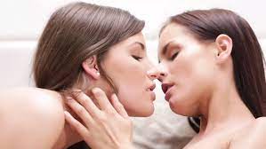 Kissing cousins nude