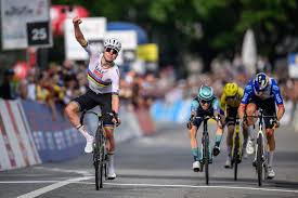 Au sprint, Tadej Pogacar décroche sa cinquième victoire de la saison