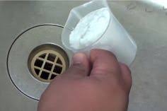 Une Recette Super Economique Pour Nettoyer Le Drain D Un Evier Avec Des Produits Maison Drain Nettoyage De La Maison Trucs Et Astuces