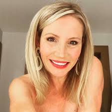 Men must wear long pants to dinner?