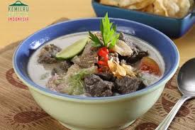 Berkuah putih dan cukup kental, soto betawi ada yang terbuat dari santan kelapa atau susu. Resep Kemilaukulinerindonesia Resep Soto Betawi Kuliner Legendaris Dari Jakarta Semua Halaman Sajian Sedap