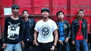 Kubuka album biru penuh debu dan usang ku pandangi semua gambar diri kecil bersih belum ternoda pikirkupun melayang dahulu penuh kasih teringat semua cerita orang tentang riwayatku reff: Chord Dan Lirik Lagu Bermalam Bintang Mp3 Rebbelion Rose Dilengkapi Video Youtube Tribun Lampung