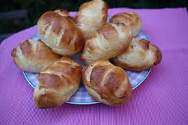 Diluer l'eau et la levure de boulanger. Pains Au Lait Fait Maison Bien Dores Et Moelleux Mesdelices Fr