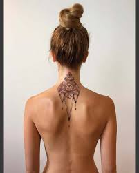 Tatouage Au Dos Par Cats Tattoo Back Of Neck Tattoo Neck Tattoos Women Neck Tattoo