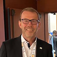 Mit viel Freude und Stolz habe ich gestern mein EMBA Diplom der Kalaidos  Fachhochschule Schweiz erhalten.