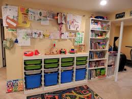Des rangements multipliés dans une salle de jeux colorée. Rangement Salle De Jeux Enfant 50 Idees Astucieuses