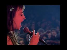 Oh, oh, marcia danse avec des jambes aiguisées comme des couperets deux flèches qui donnent des idées, des sensations. Les Rita Mitsouko Marcia Baila Live Munich 1994 Youtube