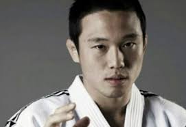 미성년 제자 성폭행 왕기춘, 2심도 징역 6년 (서울=연합뉴스) 미성년 제자를 성폭행한 혐의로 구속기소된 전 유도 국가대표 왕기춘. ì„ ìƒë‹˜ì´ ê¿ˆ ì´ë¼ë˜ ì™•ê¸°ì¶˜ 6ë…„ ì§•ì—­í˜• ì„ ê³ ë°›ì•„