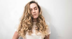 Locken machen mit dem glätteisen friseurfragen. Locken Ohne Hitze Mit Diesen 3 Tipps Klappt S Im Nu