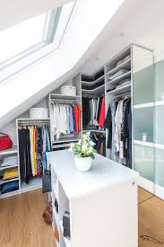 1001 Ideen Fur Ankleidezimmer Mobel Die Ihr In 2020 Begehbarer Kleiderschrank Dachboden Begehbarer Kleiderschrank Dachschrage Begehbarer Kleiderschrank Dachgeschoss