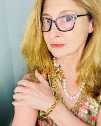 As Mardi Gras approaches—the age old question: snakes or gators? 🐍🐊  #malcolmstarr dress #reimaginedvintage with #baroquepearls by me  #bornonthebayou #mardigras #snakes #gators #snakesorgators #getdressed  #vintagereimagined #laissezlesbontempsrouler ...