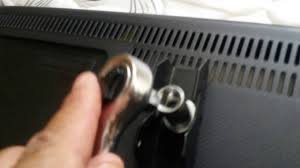 Comprei um suporte universal no materiais de construção e serviu muito bem ! Como Instalar Smart Tv Curva Curved Com Suporte Na Parede Youtube