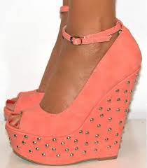 Et si vous optiez pour des chaussures corail assorties ? Chaussures Couleur Corail A Talon Compenser Chaussure Chaussures Compensees Chaussures Folles