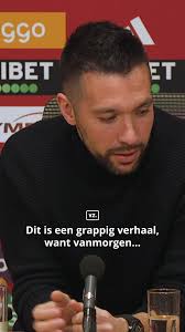 💆‍♂️🦵Francesco Farioli heeft een ‘grappig verhaal’ over zijn reactie op  Anton Gaaei’s wereldtreffer. De Italiaan sprintte namelijk direct op Steven  Berghuis af en omhelsde de Ajacied lachend.