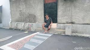 Seni lukisan jalanan 3d telah ada sejak abad keenam belas ketika renaissance italia dan perancis madonnari trompe l'oeil (bahasa perancis untuk 'menipu mata') pelukis mural yang menakjubkan diciptakan untuk menghiasi dinding interior dari villa mewah. Begini Cara Membuat Lukisan Menipu Mata Di Kampung 3d Depok
