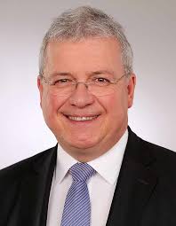 Eine gruppe, an deren spitze der damalige luxemburgische ministerpräsident pierre werner stand, erstellte einen bericht, in dem umrissen. Zur Zukunft Der Wirtschafts Und Wahrungsunion