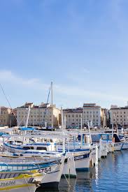 Promenade Et Bonnes Adresses Sur Le Vieux Port De Marseille Blue Ashes Travel Vieux Port De Marseille Visiter Marseille Vieux Port