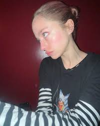 it's embarrassing to exist online and i love it :)