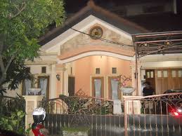 Ceritanya satu rumah dibagi menjadi dua, dan separuh bangunan saja yang direnovasi menjadi bertingkat 2 lantai, berikut gambaranya. Renovasi Rumah Minimalis Modern Menawan Di Bekasi Homify