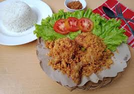 Ayam goreng pasti terasa lebih nikmat dan lengkap dengan kremesan gurih dan renyah. Bahan Resep Ayam Goreng Kremes Ala Mbok Berek Yummy
