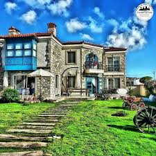 Pin By Marcio Chateaubriand On Belle Maison Tropics Hotel Stone House House Exterior