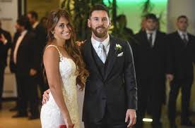 Lionel messi is the greatest thing we have in argentina and we must take care of him. mayor of buenos aires horacio rodríguez larreta unveiled a statue of messi in the capital to convince him to reconsider retirement. Photo Of 10 Year Old Messi And Antonella Taken In 1998 Goes Viral As Com