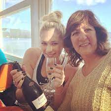 Age, weight, height, what she did before fame, her family life latest information about her on social networks. Lauren Jackson 15 Posts Facebook