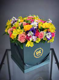 23 Bright Square Hat Box Arrangement Beautiful Flower Arrangements Flower Arrangements Simple Box Flower Arrangement