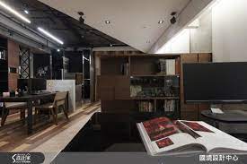 在電視牆的櫃體上 運用了木頭暖色系材質 更添工業風格 設計師為了在有限的空間創造更多元的收納空間 將電視牆的部分做了雙面櫃體的設計 一面是電視牆 一面則做成屋主的收納書櫃 善用每一處空間 home decor interior home