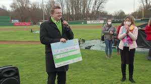 Der mutter kind haus verein hilft benachteiligten müttern und kindern. Weihnachtssingen Dahoam Fast 50 000 Euro Fur Haus Mutter Und Kind Tva