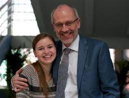 В 1987 году окончил актёрское отделение театрального училища им. Aleksandr Gordon V Instagram Novye Foto I Video