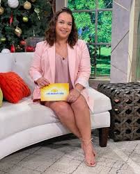 La esposa de luis fonsi no dudó en mostrar sus piernas y casi enseña el calzón; Adamari Lopez Tells Us How She Faced Her Divorce With Luis Fonsi World Today News