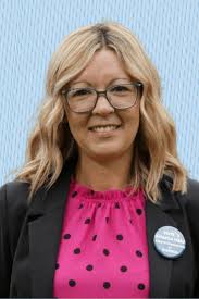 Amanda Mead's Instagram, Twitter & Facebook