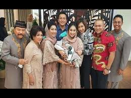 Umur 42 tahun) seorang politikus indonesia asal jakarta yang saat ini menjabat sebagai staf khusus presiden republik suami linda ratna nirmala (menikah pada tahun 2002) dan bapak tiga anak ini merupakan gitaris. Mengenal Anak Anak Hendropriyono Youtube
