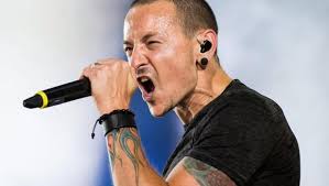 Di canzoni sulla morte ne sono state scritte tante. Morto Chester Bennington Cinque Canzoni Per Ricordarlo