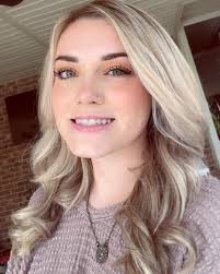 Hello friends!! 🫶🏼 I've had a few new people added to my page so I  figured I would make an introduction post to the ones who are new here! My  name is