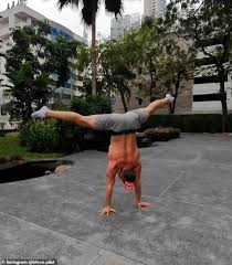 Op het één na hoogste gebouw van bangkok is het 17. Heartbroken Personal Trainer Claims He Cured His Depression By Doing Handstands For Up 5 Hours A Day Readsector Female