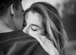 Beim flirten wird diese distanz gerne verringert um heraus zu bekommen, wie nah man jemandem kommen kann, ohne fluchttendenzen auszulösen. 8 Dinge Die Ein Mann Nur Fur Die Frau Tun Wird Die Er Liebt
