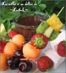 Brochettes De Fruits Au Chocolat Et A L Orange Recette Brochette Fruits Brochette Fruits