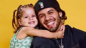 Maria Flor questiona Zé Felipe sobre marca no braço