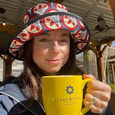 Here's something off topic tonight but there's a new photo of the White  House's yellow oval room. While the Trump walls don't look yellow but peach  in the new Trump photo, but