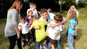 Thomas müller, ein ganz normaler mensch, wie die anderen 50.000 mit seinem namen in seit 2011 setzt sich thomas müller für kinder und jugendliche, die ein enges familienmitglied verloren haben. Rtl Wir Helfen Kindern Pate Thomas Muller Hilfe Fur Halbwaisen Und Waisen Wir Helfen Kindern